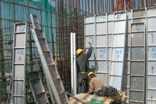 Aluminum formwork installation at site.