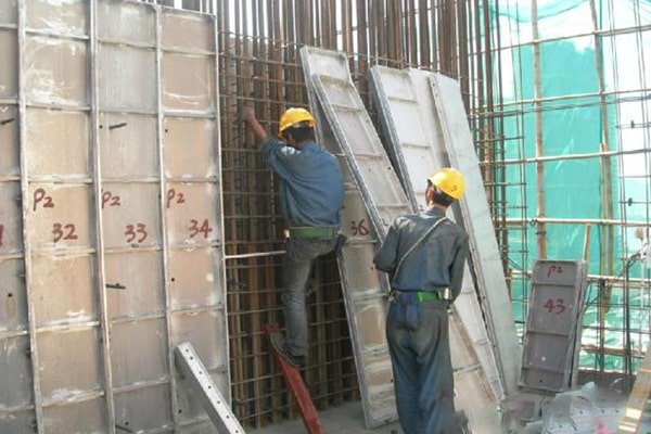 Aluminum formwork installation at site.