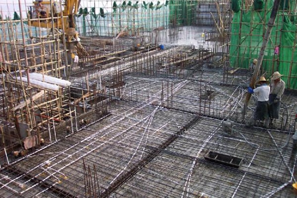 Concreting by concrete spreader.